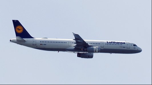 Airbus A321-131 D-AIRS Lufthansa from Barcelona (7900 ft.)