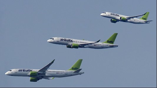 Airbus A220-371 YL-AAO air Baltic from Palma de Mallorca (8000 ft.)