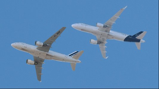 Two Airbus on their way to MUC: photo