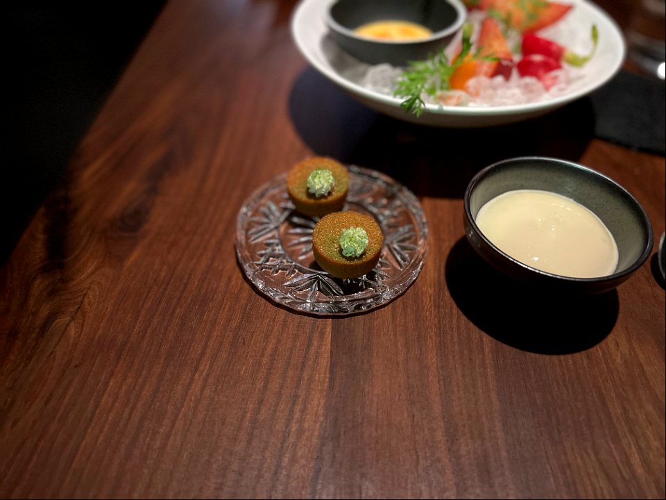 Caramelized Onion Financier with Sour Cream, Topneck Clam with Pineapple Mignonette