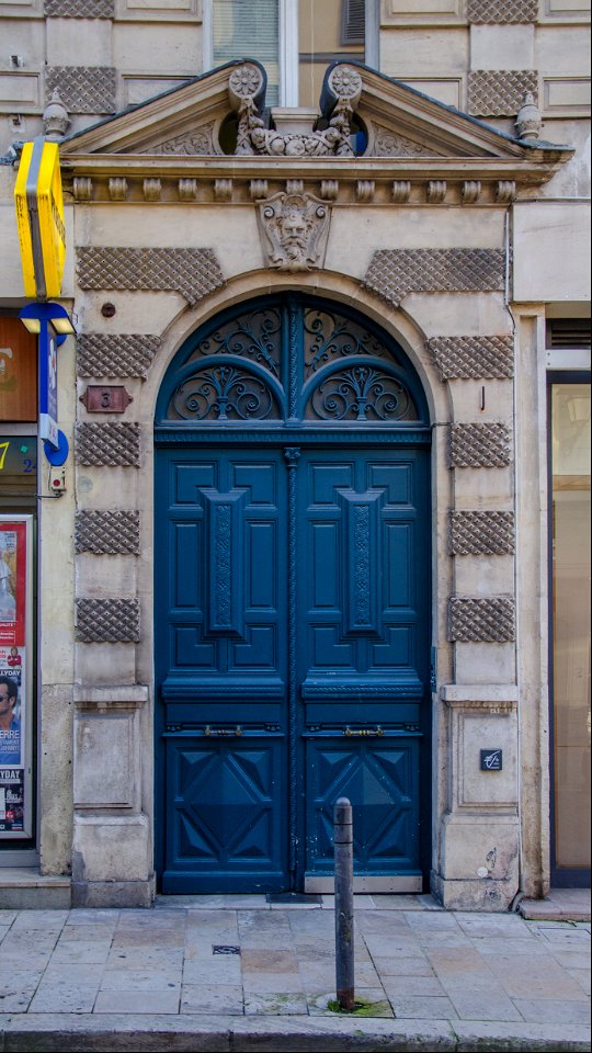 La porte au mascaron de l'immeuble Herbin-Vivien