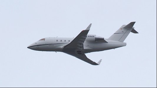 Bombardier CL-600-2B16 Challenger 604 D-AXXX Air Independence from London (4200 ft.)
