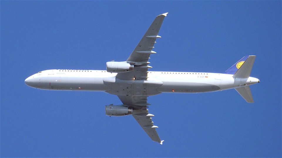 Airbus A321-231 D-AIDT Lufthansa from Olbia (7100 ft.) photo