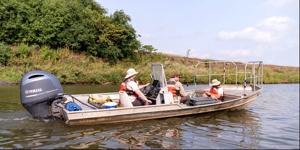 Invasive Carp Research on the James River in South Dakota. Photo: Sam Stukel (USFWS)