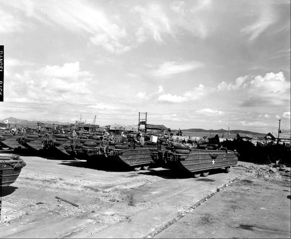 SC 348700 - Troops of the 1st Marine Div. make last minute preparations at Inchon before moving to Han River, in offensive launched by U.N. forces against North Korean enemy troops in that area. 20 September, 1950.