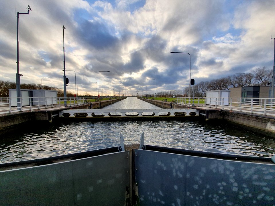 volle sluis van Maasbracht