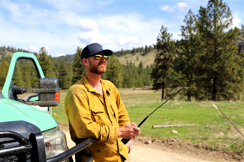 ColvilleNationalForestPrescribedBurnsMay2023_FirePersonnelWIldlandRig
