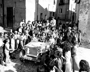SC 179427 - Yanks get rousing welcome from the people of Vicari, Sicily.
