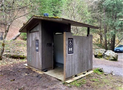 Trash and vandalism at Umpqua Hot bsprings on the Umpqua National Forest