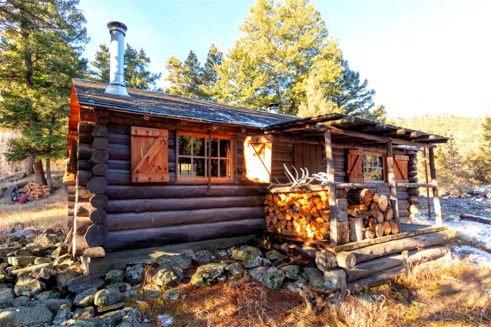 Lower Blacktail patrol Cabin: northeast view
