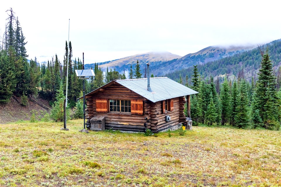 Lamar Mountain Patrol Cabin: cloudy afternoon