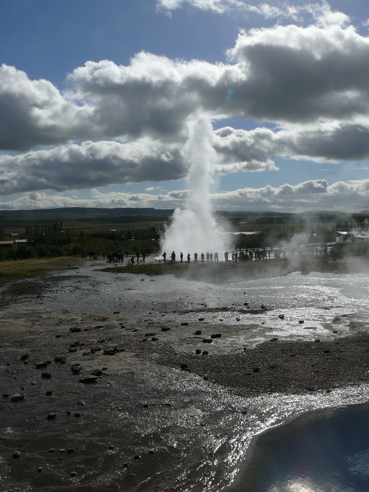 Hot eruption water column