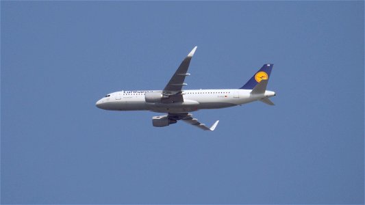 Airbus A320-214 D-AIUU Lufthansa from Bilbao  (7500 ft.)