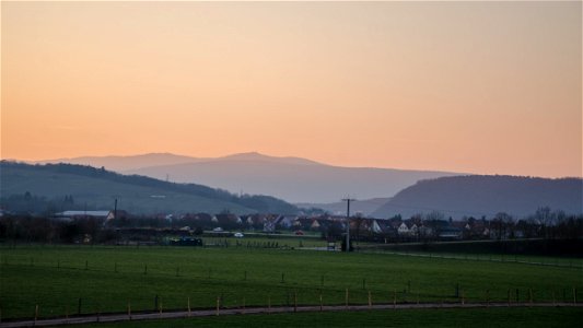 Couché de soleil sur Dorlisheim et ses montagnes l'entourant photo