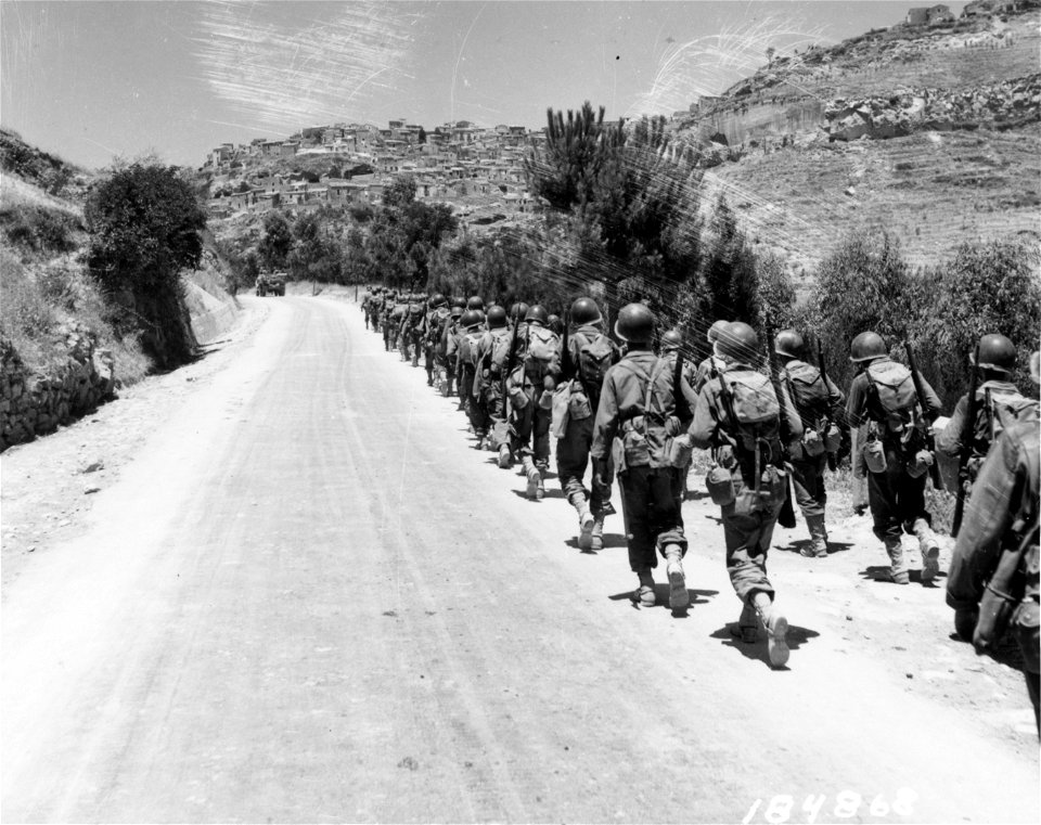 SC 184868 - An American infantry Company enters the town of Enna, Sicily. 19 July, 1943.