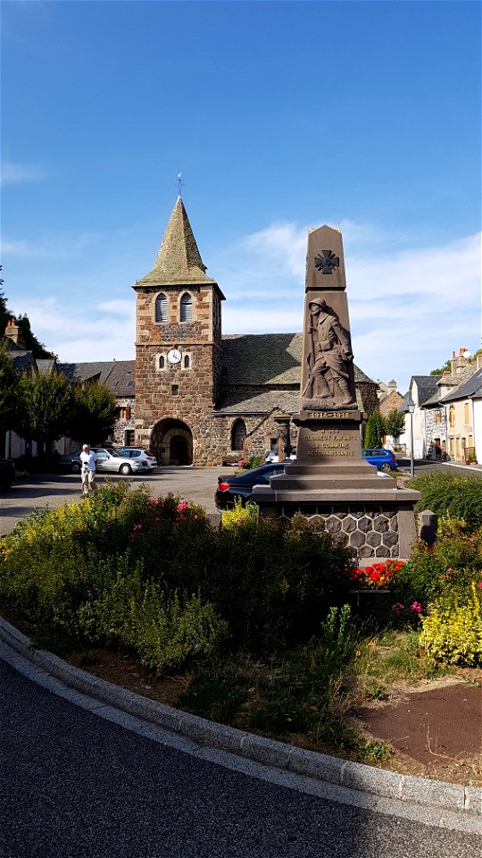 Monument aux morts et Eglise d'Apchon. Cantal.