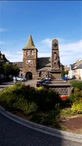 Monument aux morts et Eglise d'Apchon. Cantal.