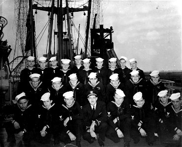 SC 364382 - Ensign Robert H. Cumbler, Middletown, Pa., with his gun crew on the James De Wolfe. photo