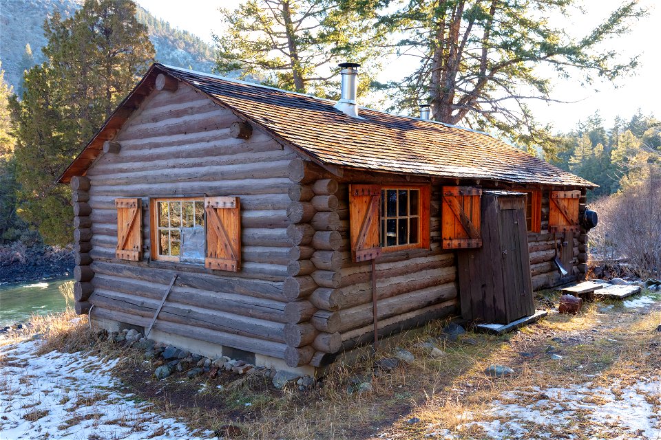 Lower Blacktail patrol Cabin: southwest view
