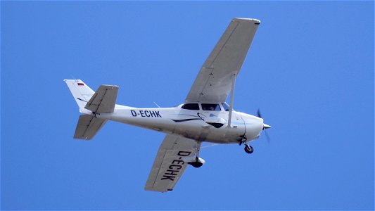 Cessna 172S Skyhawk SP D-ECHK  Fliegerverein München (2700 ft.)