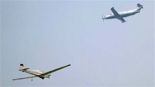 Klassisches "Photobombing" des historischen Motorsegler D-KHOP in meiner Serie der Pilatus PC-12 OE-EBF!