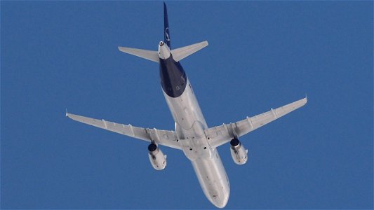 Airbus A321-231-D-AIDJ Lufthansa from Palma de Mallorca (7900 ft.) photo