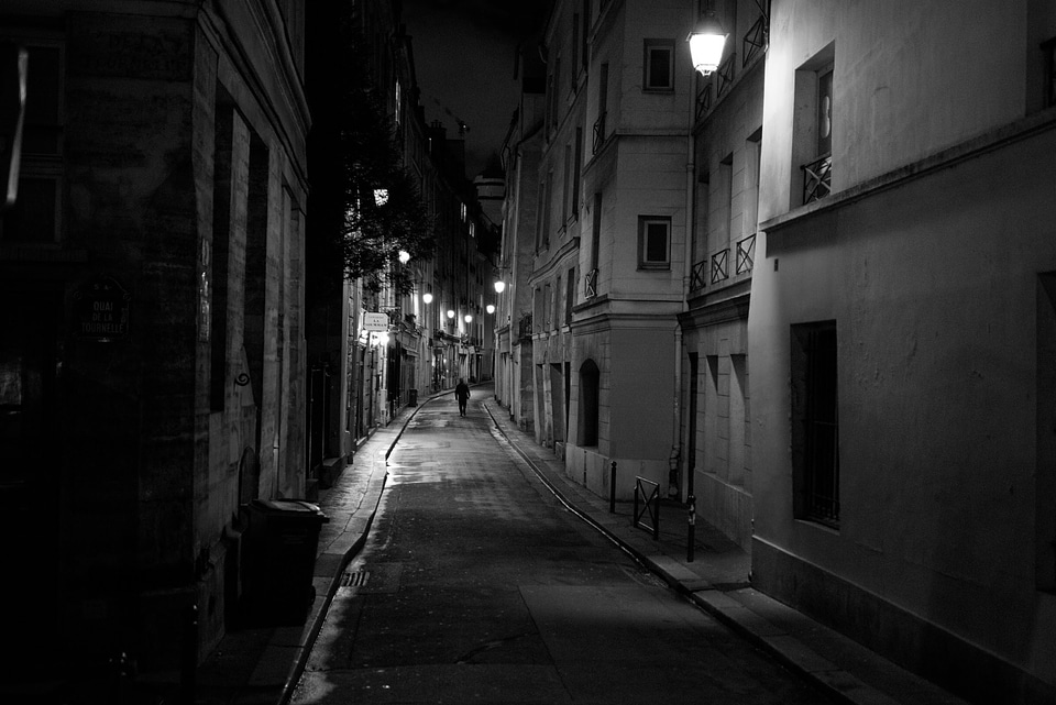 paris alley at night