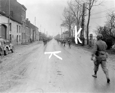SC 329953 - 101st Airborne Division on the road between Bastogne and Houffalize, Belgium, as they move up to stem German drive. 19 December, 1944.