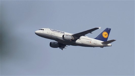 Airbus A319-114 D-AILX Lufthansa (Operated by Lufthansa CityLine) from Lyon (5300 ft.) photo