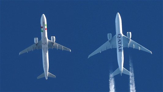 A small and a huge plane at different altitudes: photo