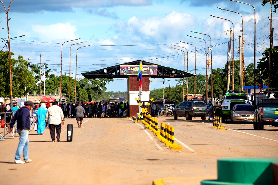 Colombia - Venezuela border re-open photo