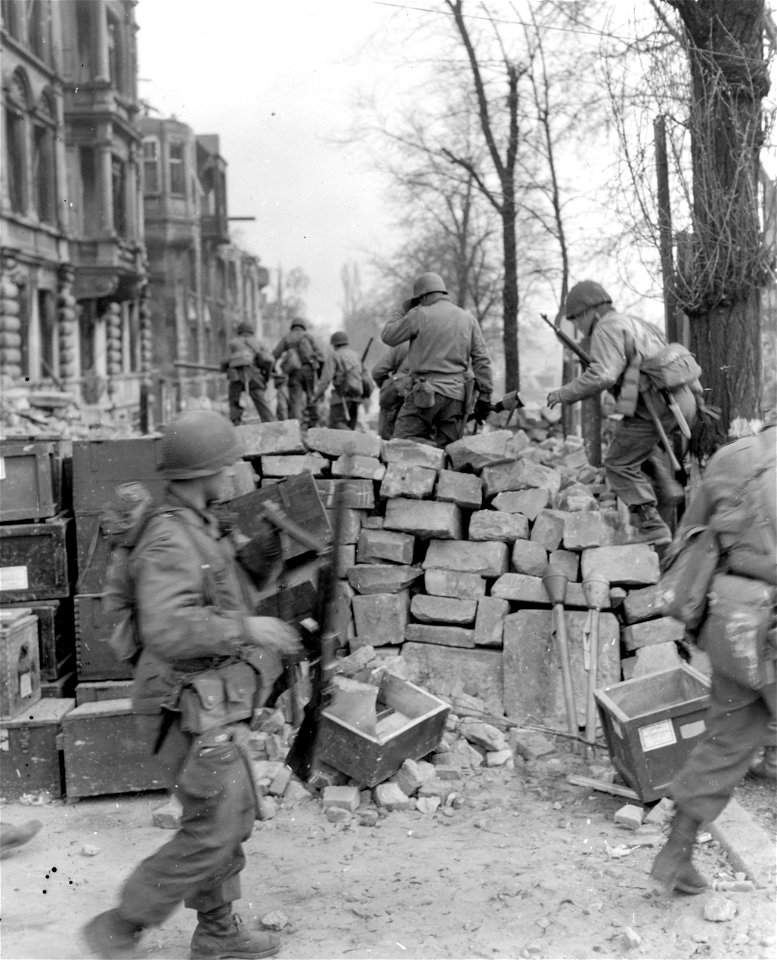 SC 270698 - After crossing main river, infantrymen of the 5th Division, Third U.S. Army, advance into Frankfurt, Germany, in pursuit of fleeing Nazis. 21 March, 1945.