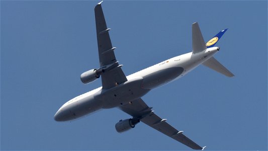 Airbus A320-211 D-AIQT Lufthansa from Palma de Mallorca (7400 ft.)