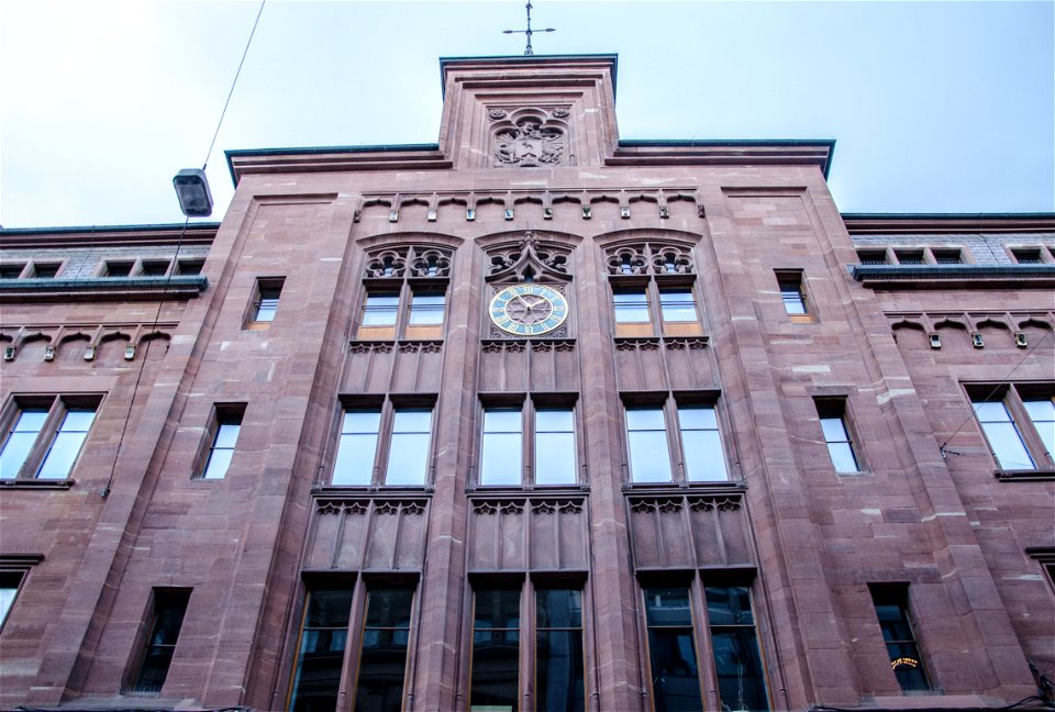 Imposante façade néo-gothique de la poste / Imposante neugotische Fassade des Hauptpost