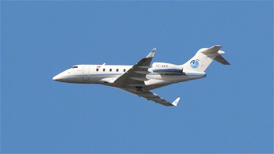 Bombardier BD-100-1A10 Challenger 300 TC-ARB Arkasair from Milan (4000 ft)