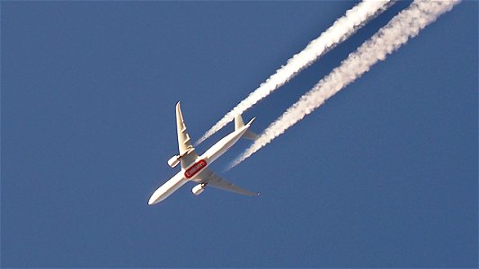 Emirates in the evening sun: Boeing 777-300(ER) A6-EQP - Dubai to Brussels (38700 ft.)