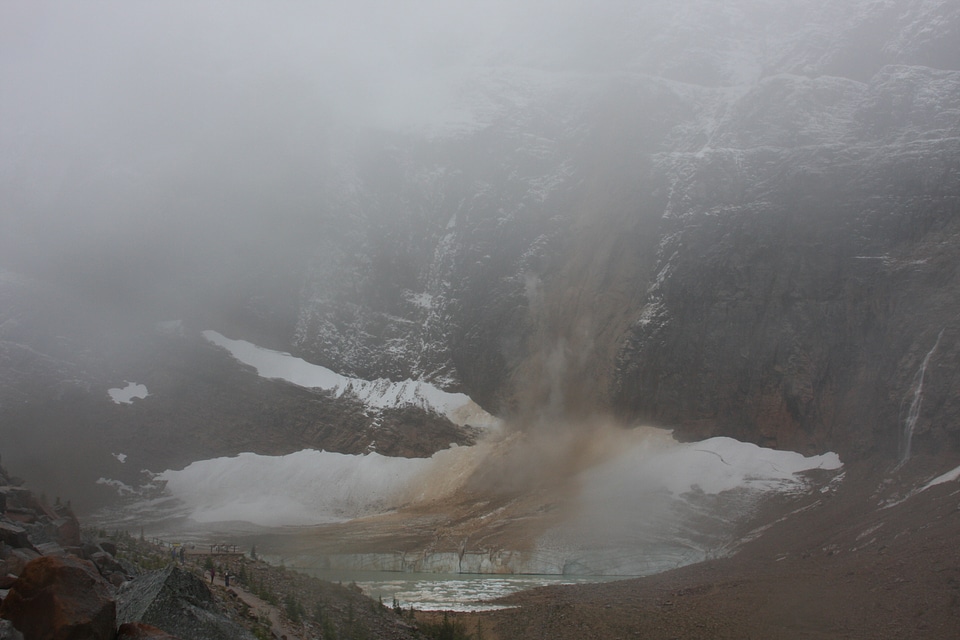 Real huge avalanche comes from a Mt Edith Cavell