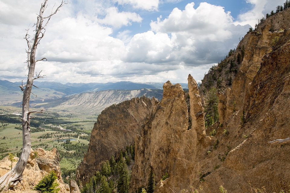 Bunsen peak hiking trail with beautiful landscape views