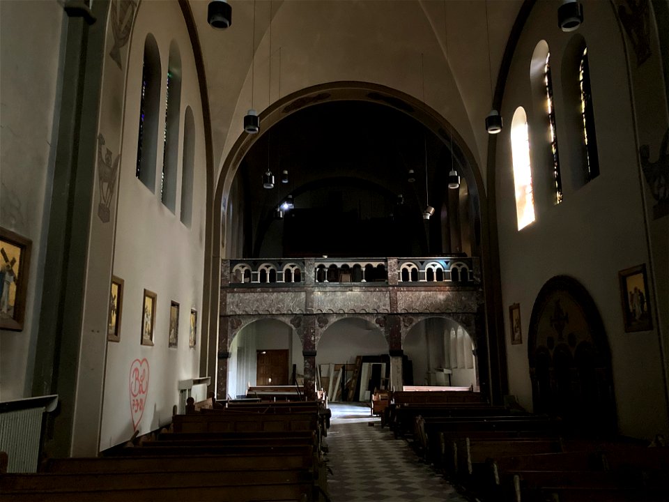 Kasteel en klooster St. Anna te Heel, de kerk loopt leeg