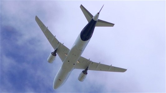 Airbus A319-112-D-AIBN Lufthansa from Marseille (7400 ft.)
