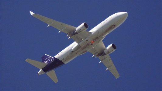 Airbus A320-214 D-AIWE Lufthansa from Barcelona (8300 ft.)