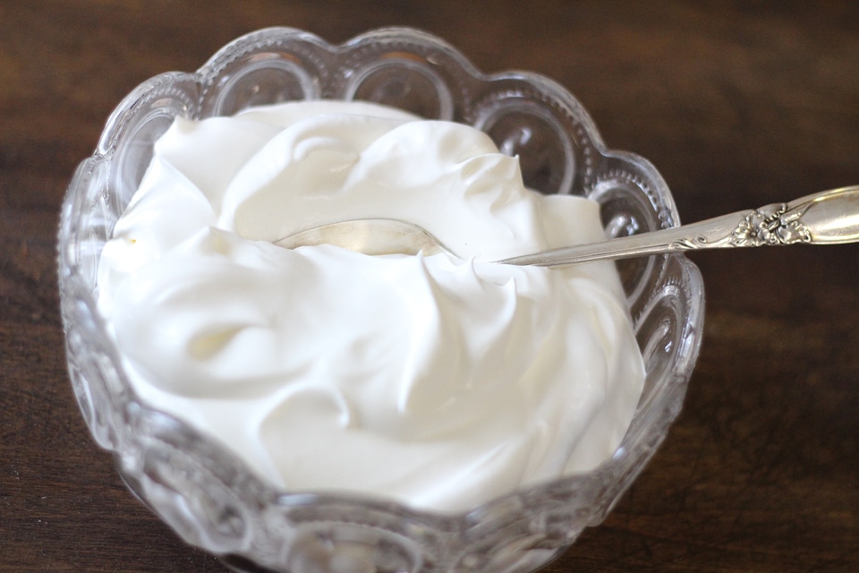 Dessert topping white