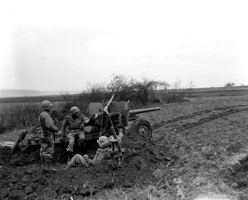 SC 335433 - A gun position is set up on Germany-France border to prevent Nazi counter thrust.