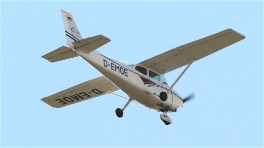 Cessna 172N Skyhawk II  D-EMOE  AirCharter (2900 ft.)