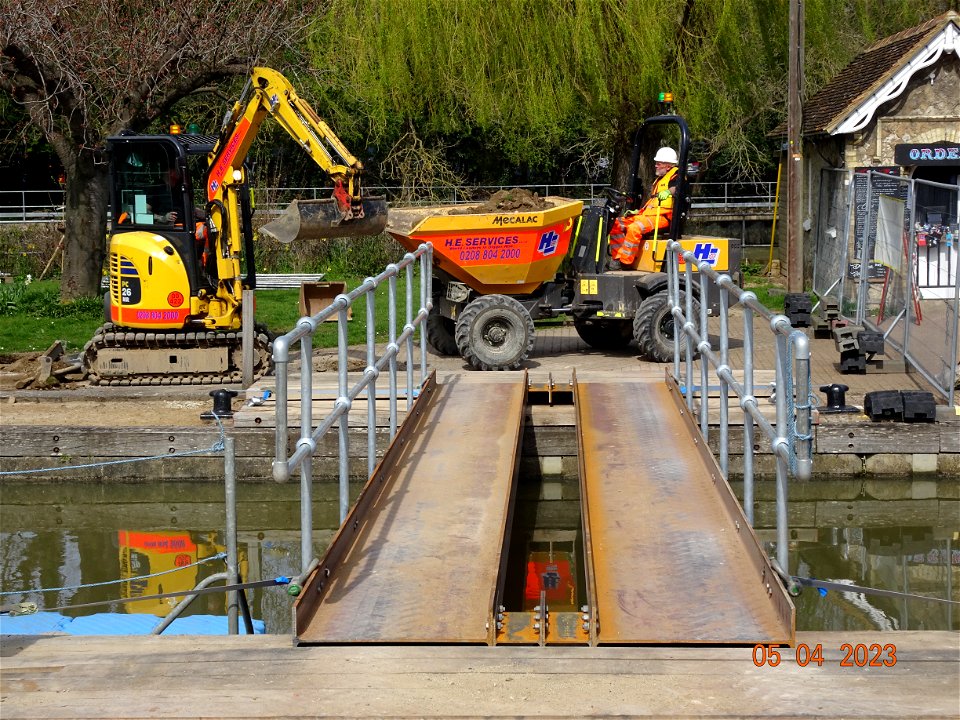 Allington Lock. Temporary road, bridge to Lock Island.