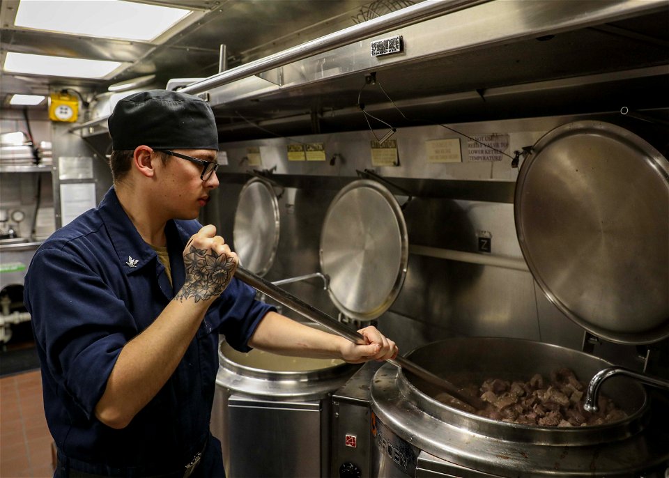 USS Porter (DDG 78) Chow Time