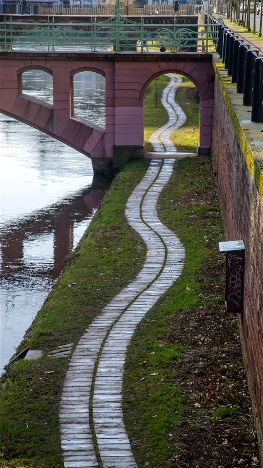 Chemin de halage serpentant photo