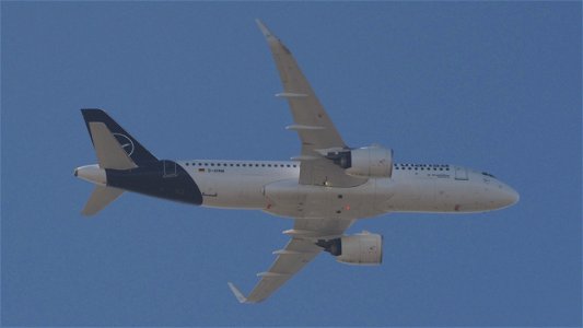 Airbus A320-271N D-AINW Lufthansa from Valencia (6900 ft.)