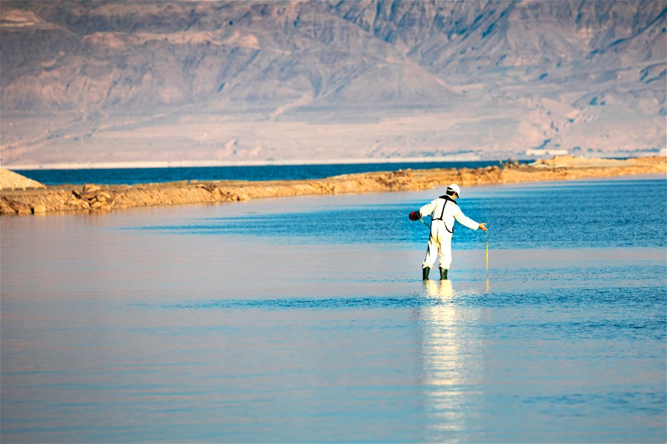 measuring sea level photo