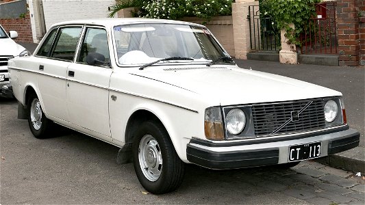 1978_Volvo_244_DL_sedan_(2015-12-07)_01